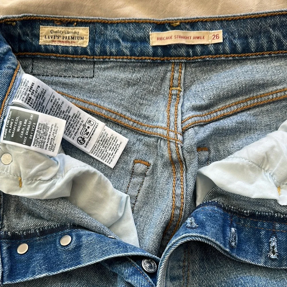 Classic Levi’s Blue Denim Jeans - Picture 5 of 5